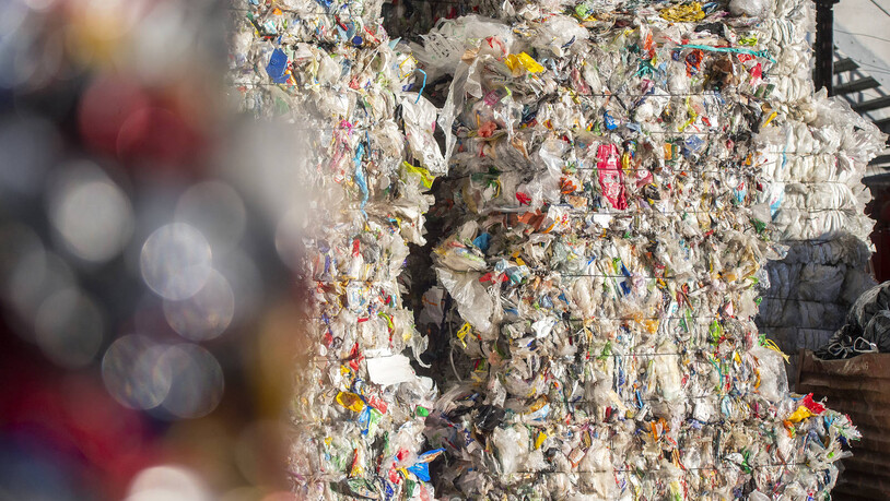 Plastik vohin das Auge reicht: In der Vögele Recycling AG in Chur wird Plastik gesammelt. 