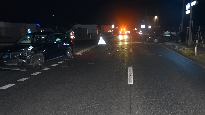 Unglück am Sonntagabend: Bei der Örtlichkeit Vial kollidierten zwei Autos miteinander (Blick Richtung Domat/Ems).