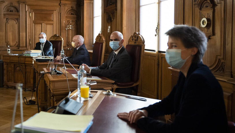 Simonetta Sommaruga, Alain Berset, Ueli Maurer und Guy Parmelin während der ersten offiziellen Bundesratssitzung des Jahres 2022 im Bundesratszimmer im Bundeshaus in Bern.