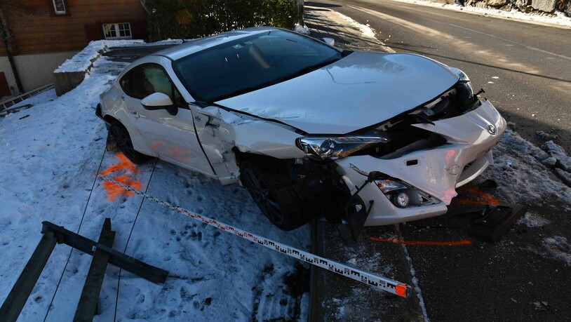 Das Auto des 20-Jährigen wurde total beschädigt und musste abgeschleppt werden.