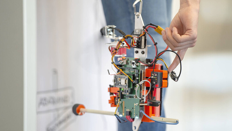 In Form eines Wettbewerbs haben Studierende der FH Graubünden drei Prototypen eines Roboters zur alpinen Rettung vorgestellt. Das neuartige Assistenzsystem soll die Helikopterrettung am langen Seil vereinfachen.