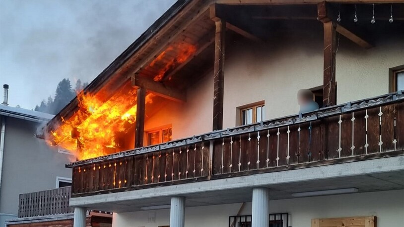 Das Feuer auf dem Balkon in Ruschein konnte gelöscht werden. Doch es verursachte einen Schaden von mehreren Tausend Franken.