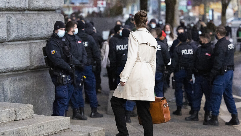 Die Polizei sichert am Dienstag das Berner Gerichtsgebäude, während eine Anwältin das Haus betritt.