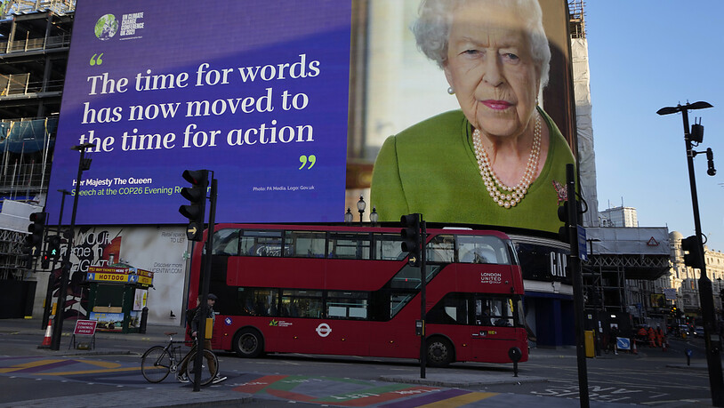 Die britische Queen Elizabeth II. nimmt immer wieder auch politische Aufgaben war. So zierte ihr Porträt den Piccadilly Circus anlässlich des Weltklimagipfels im Oktober 2021. (Archivbild)