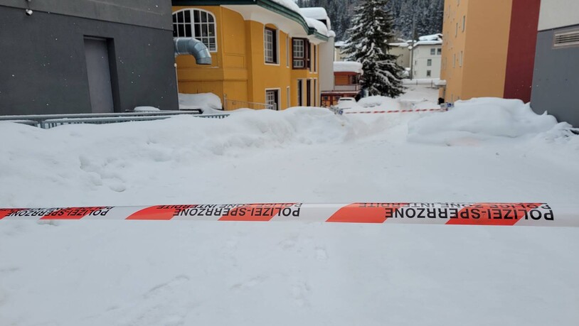 Das Areal in Davos ist am Freitagmittag mit Polizeiabsperrband gesichert.