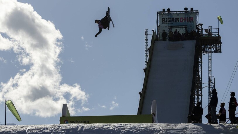 Wird es auch 2022 bis 2026 zu sehen geben: Ein Freestyle-Skifahrer springt über die Big-Air-Schanze auf der Oberen Au in Chur.