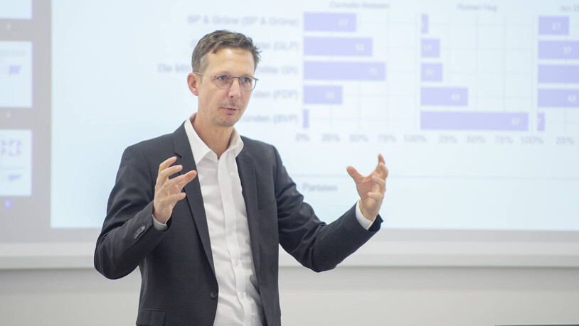 Erste Tendenzen: Michael Hermann präsentiert die Ergebnisse der Bündner Wahlumfrage in Chur. 