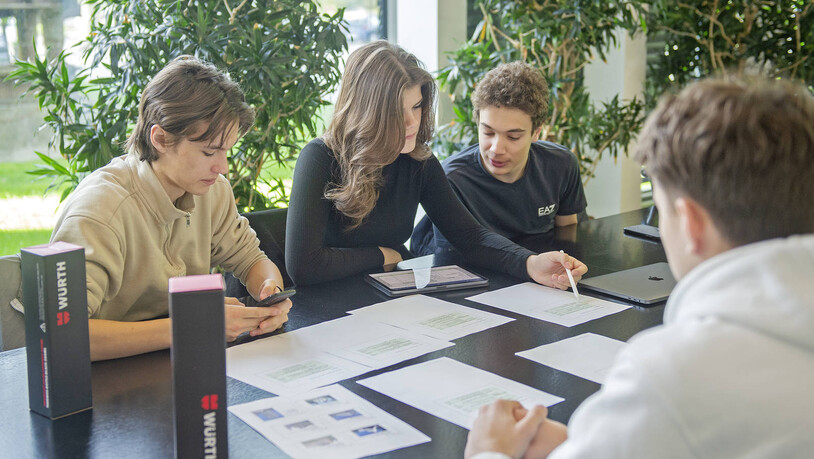 Wirtschaftssimulation: Schülerinnen und Schüler der vierten Klasse der Kantonsschule Graubünden dürfen eine Woche lang eine Firma leiten. 