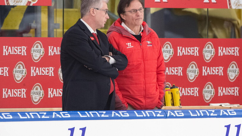 Roger Bader (links) und sein Assistent Arno Del Curto während dem Länderspiel Österreich gegen Tschechien am 8. April 2022 in Linz.
