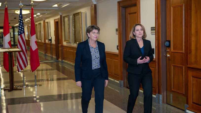 Bundesrätin Viola Amherd (links) hat in Washington mit der stellvertretenden US-Verteidigungsministerin Kathleen Hicks unter anderem über die Folgen des Krieg in der Ukraine für die Sicherheitspolitik in Europa gesprochen.