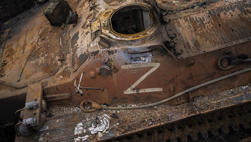 Der Buchstabe Z, der zum Symbol des russischen Militärs geworden ist, ist auf einem gesprengten russischen Militärfahrzeug nahe der ostukrainischen Stadt Kutusiwka zu sehen. Foto: Bernat Armangue/AP/dpa