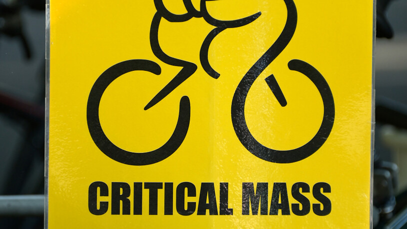 "Critical Mass"-Logo bei der Protestversammlung in Basel für besser ausgebaute und sicherere Velowege in der Schweiz.