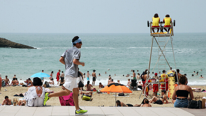Ein Mann joggt an einem Strand vorbei. Frankreich steht in dieser Woche eine Hitzewelle mit für Mitte Juni ungewöhnlich hohen Temperaturen bevor. Foto: Bob Edme/AP/dpa