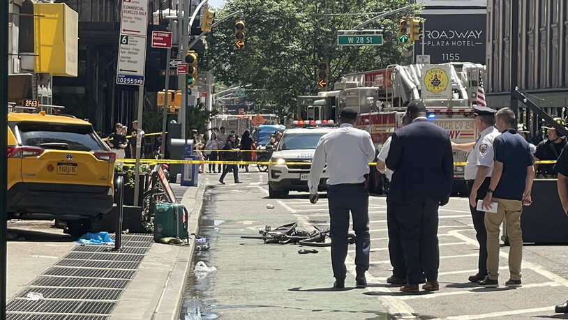 Polizeibeamte ermitteln am Unfallort, nachdem ein Taxi am Broadway in eine Menschenmenge gefahren ist. Foto: Luiz C. Ribeiro/New York Daily News/Zuma/dpa