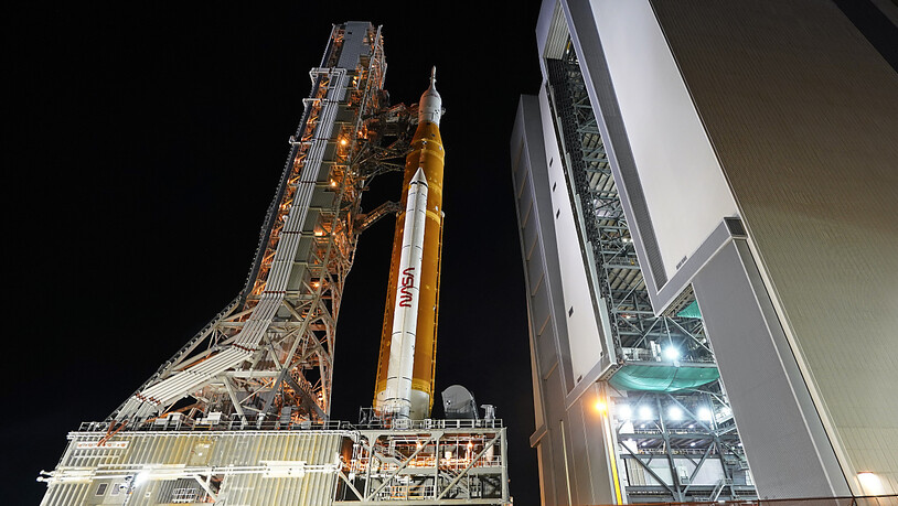 ARCHIV - Die Artemis-Rakete der NASA mit dem Orion-Raumschiff an Bord verlässt das Vehicle Assembly Building. Das Raketensystem für die «Artemis»-Mission hat auch einen zweiten unbemannten Bodentest nicht ohne technische Probleme absolviert. Das teilte…