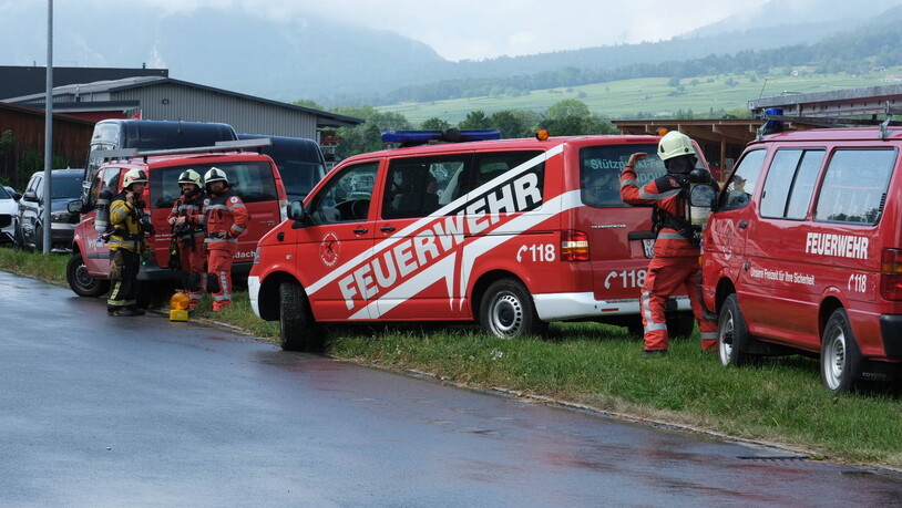 Grossaufgebot: Die Feuerwehr Landquart rückt mit mehreren Fahrzeugen aus.