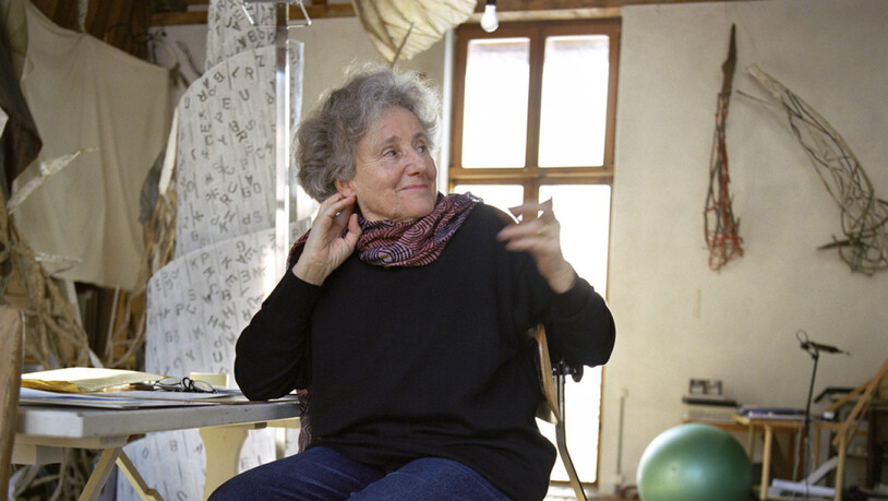 Die Künstlerin und Schriftstellerin Erica Pedretti in ihrem Atelier in La Neuveville BE aufgenommen am 26. Januar 2005. (Archivbild)