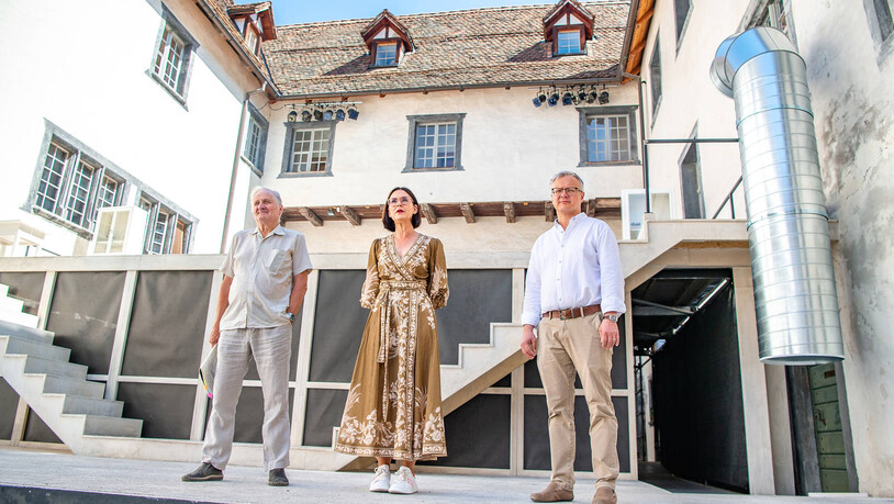 Entspannt: Regisseur Andrea Zogg (links), Präsidentin Jacqueline Giger Cahannes und Dirigent Philippe Bach vorm Bühnenaufbau im Schloss Haldenstein.
