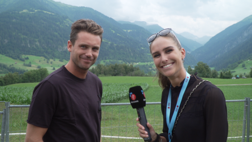 Vor der Bergkulisse: Bastian Baker beim Interview mit RSO-Reporterin Adrienne Krättli.