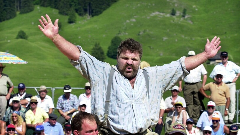 Matthäus Huber nach seinem Triumph 2002 am Schwarzsee. In dieser Pose sah man ihn nicht selten