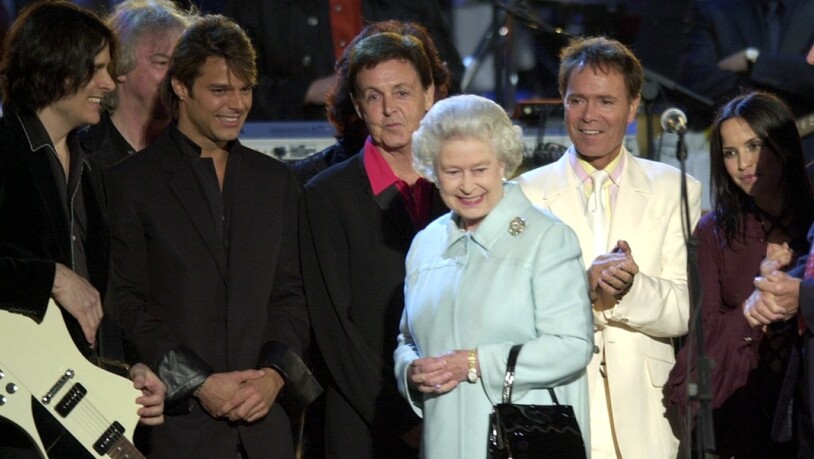 Die Queen Elizabeth II. stand 2002 mit Paul McCartney (vierter von rechts) auf der Bühne im Garten des Buckingham-Palasts. (Archivbild)
