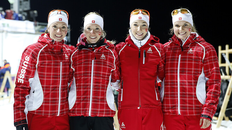 Die Biathlon-Staffel mit Selina Gasparin, Elisa Gasparin, Aita Gasparin und Irene Cadurisch nach dem Rennen an den Olympischen Spielen in Sotschi