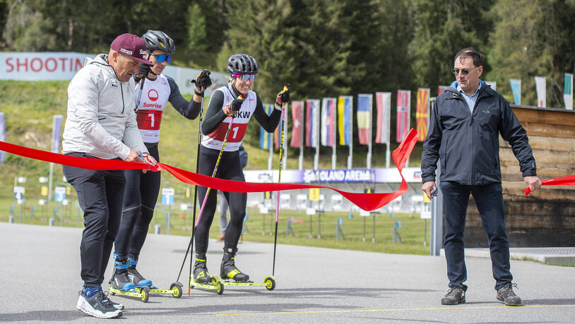 Startschuss: Lukas Keel (links), Chef Biathlon Swiss-Ski, und Simon Willi, Gemeindepräsident von Lantsch/Lenz, durchschneiden das offizielle Band für die Eröffnung der Rollskibahn.