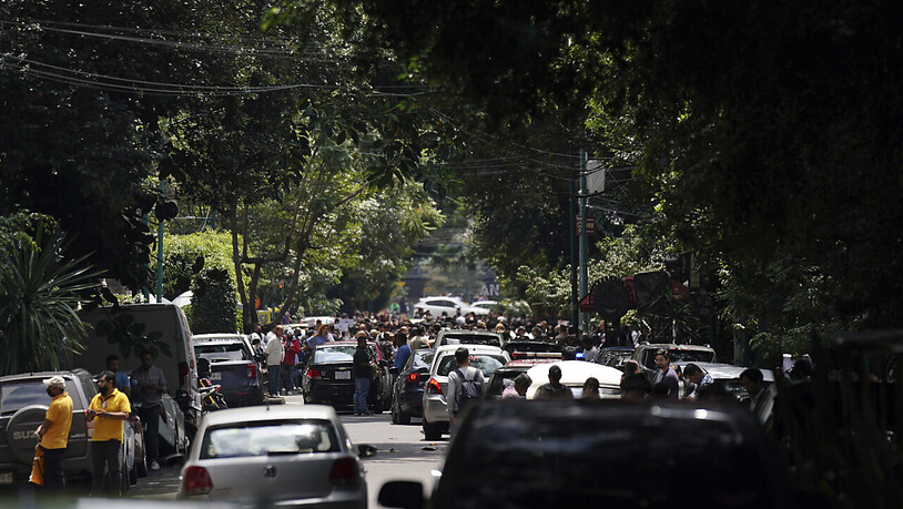 Menschen versammeln sich draußen, nachdem ein Erdbeben der Stärke 7,6 zu spüren war. Foto: Fernando Llano/AP/dpa