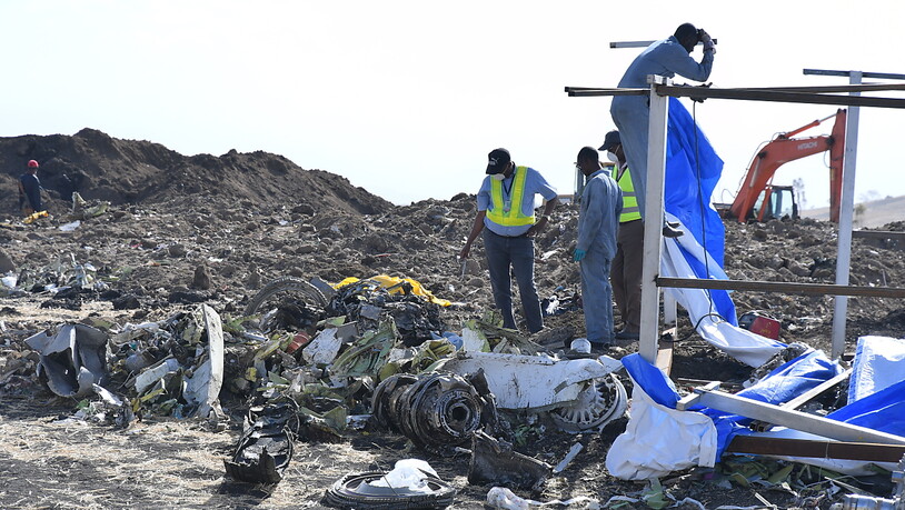 Rettungskräfte suchen in den Trümmern der 2019 abgestürzten  Boeing 737 Max 8 in Kenia nach Überlebenden. Bei dem Unglück starben 149 Passagiere und 8 Besatzungsmitglieder.