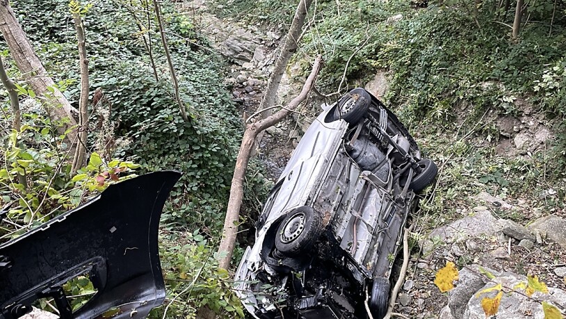 Ein 34-Jähriger stürzte im Kanton Uri mit seinem Auto rund 50 Meter den Hang hinunter.