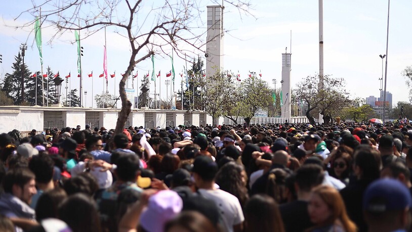 Hunderte von Menschen warten vor dem Nationalstadion vor dem Konzert von Daddy Yankee. Tausende Fans haben bei dem Konzert des populären Reggaeton-Musikers das Nationalstadion von Chile gestürmt. Foto: Sebastian Beltran Gaete/Agencia Uno/dpa