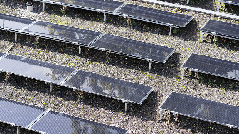 Solarpanels auf dem Dach eines Gebäudes in Wallisellen ZH. Der Zubau solcher Anlagen in der Schweiz wird auch 2022 rekordverdächtig hoch. (Archivbild)