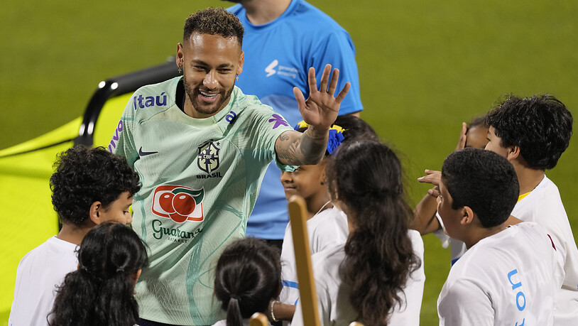 Neymar begrüsst Kinder nach einem Training in Doha