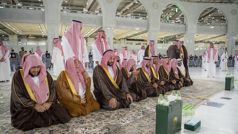 Nestlé wird über die nächsten 10 Jahre viel investieren in Saudi-Arabien. Im Bild: Die Führungsspitze des Landes bei der jährlichen Waschzeremonie der heiligen Kaaba in Mekka. (Archivbild)