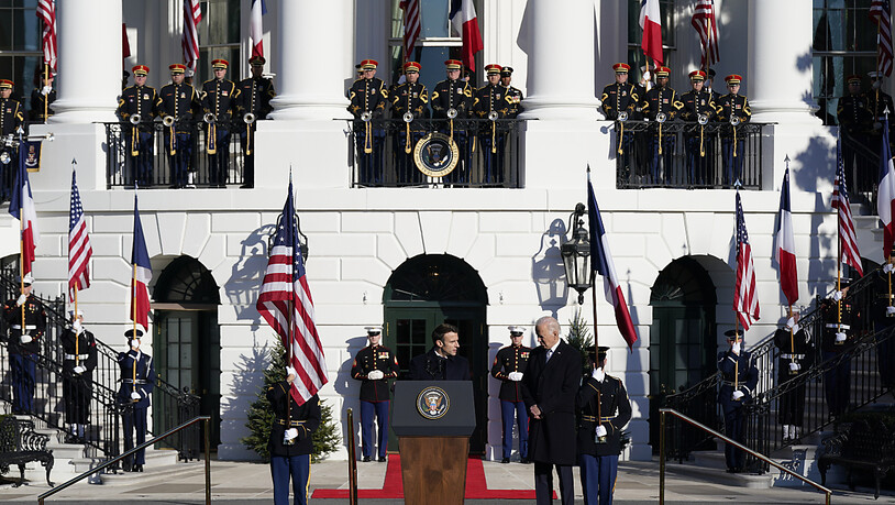 Emmanuel Macron (l), Präsident von Frankreich, spricht neben Joe Biden, Präsident der USA, während der Ankunftszeremonie auf dem South Lawn des Weißen Hauses. Foto: Patrick Semansky/AP/dpa