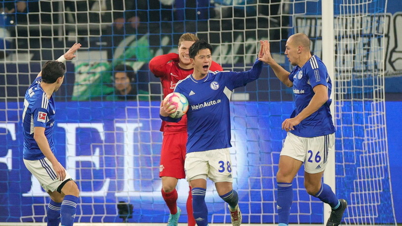 Soichiro Kozuki jubelt mit Michael Frey über das Tor Schalkes