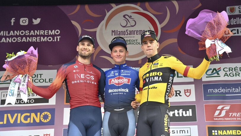 Das Podest bei Mailand-Sanremo 2023: Der Sieger Mathieu van der Poel (Mitte), umrahmt vom zweitplatzierten Filippo Ganna (links) und Wout van Aert