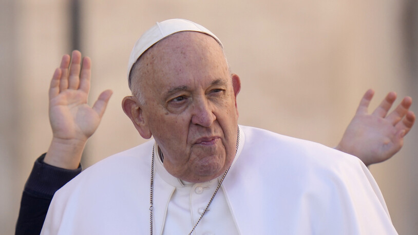 Papst Franziskus erscheint zu seiner wöchentlichen Generalaudienz auf dem Petersplatz. Foto: Alessandra Tarantino/AP/dpa