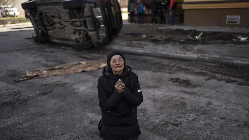 ARCHIV - Die 57-jährige Tanya Nedashkivs'ka trauert um ihren Mann, der in Butscha getötet wurde. Foto: Rodrigo Abd/AP/dpa