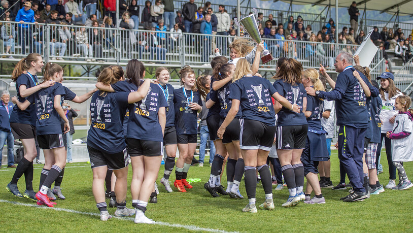 Ausgelassener Jubel: Die Frauen des FC Thusis/Cazis feiern den Cupsieg.