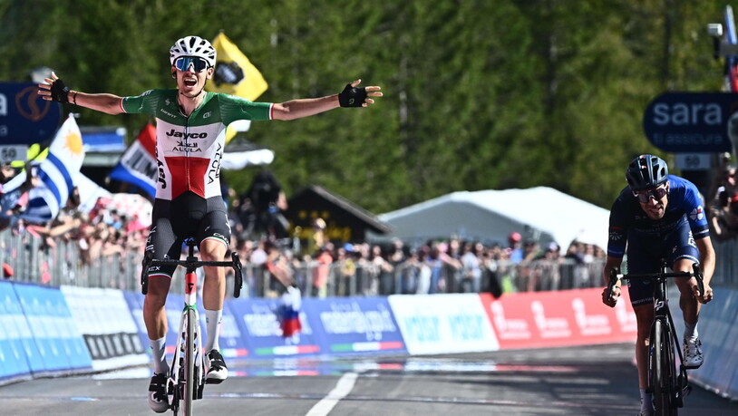 Filippo Zana feiert den Sieg an der 18. Etappe des Giro vor Thibaut Pinot