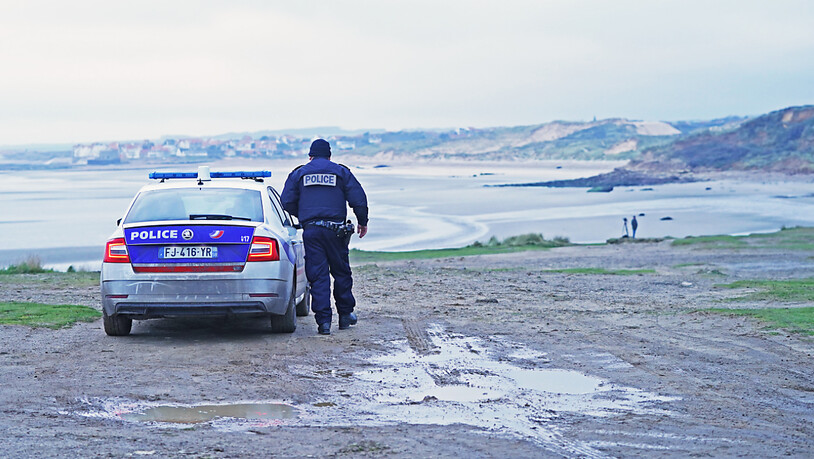 ARCHIV - Ein französischer Polizist blickt über die Küste bei Wimereux, nördlich von Boulogne in Nordfrankreich. Foto: Stefan Rousseau/PA Wire/dpa