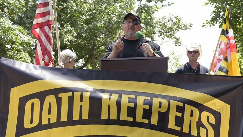 ARCHIV - Stewart Rhodes (M), Gründer der "Oath Keepers", spricht während einer Kundgebung vor dem Weißen Haus. Foto: Susan Walsh/AP