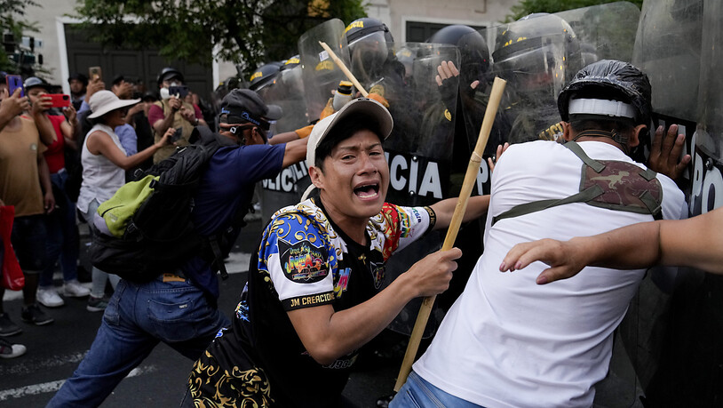 ARCHIV - Regierungsgegner protestieren und stellen sich der Polizei. Foto: Martin Mejia/AP/dpa
