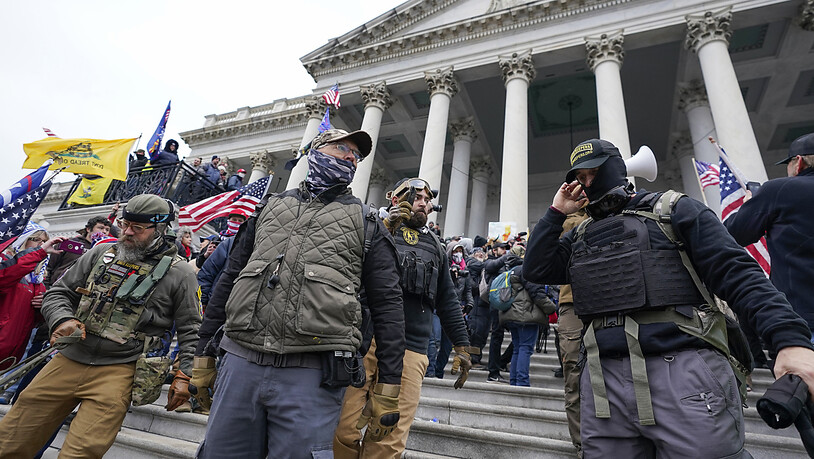 ARCHIV - Mitglieder der rechtsextremen Miliz «Oath Keepers» stehen an der Ostfront des US-Kapitols. Foto: Manuel Balce Ceneta/AP/dpa