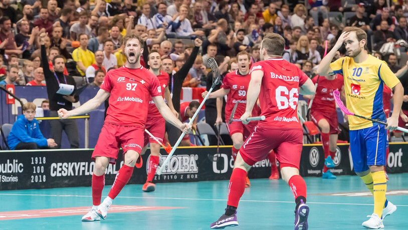 Schweden-Fluch beinahe besiegt: Luca Graf (links) und Tim Braillard (Mitte) bejubeln einen Treffer im Halbfinale gegen Schweden an der WM 2018. Am Ende verlieren die Schweizer erst nach dem Penaltyschiessen. 