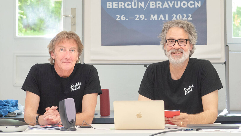 Laden nach Bergün: Rob Neuhaus (links) und Gian Rupf präsentieren im Haus der Lia Rumantscha in Chur das Programm des diesjährigen Bergfahrt-Festivals. 