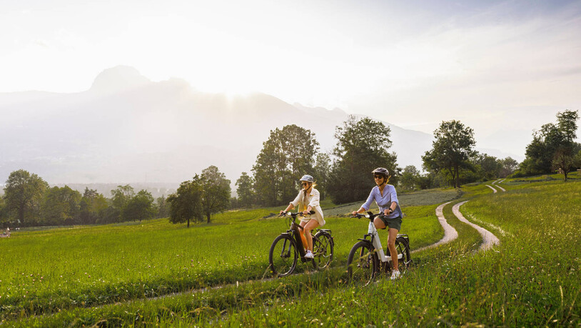Gemütliche Reise: Auf dem E-Bike unterwegs in Liechtenstein zwischen Balzers und Triesen.