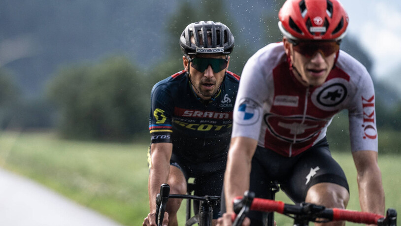 Im Windschatten: Nino Schuter verfolgt seinen Mountainbike-Kollegen Vital Albin auf dem Rennvelo.