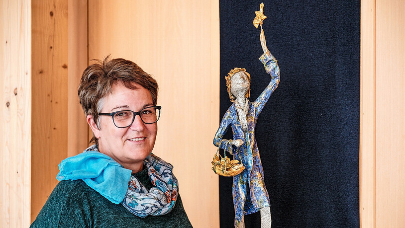 Trudi Derungs-Infanger begrüsste zahlreiche Gäste bei ihrer Kunstausstellung.